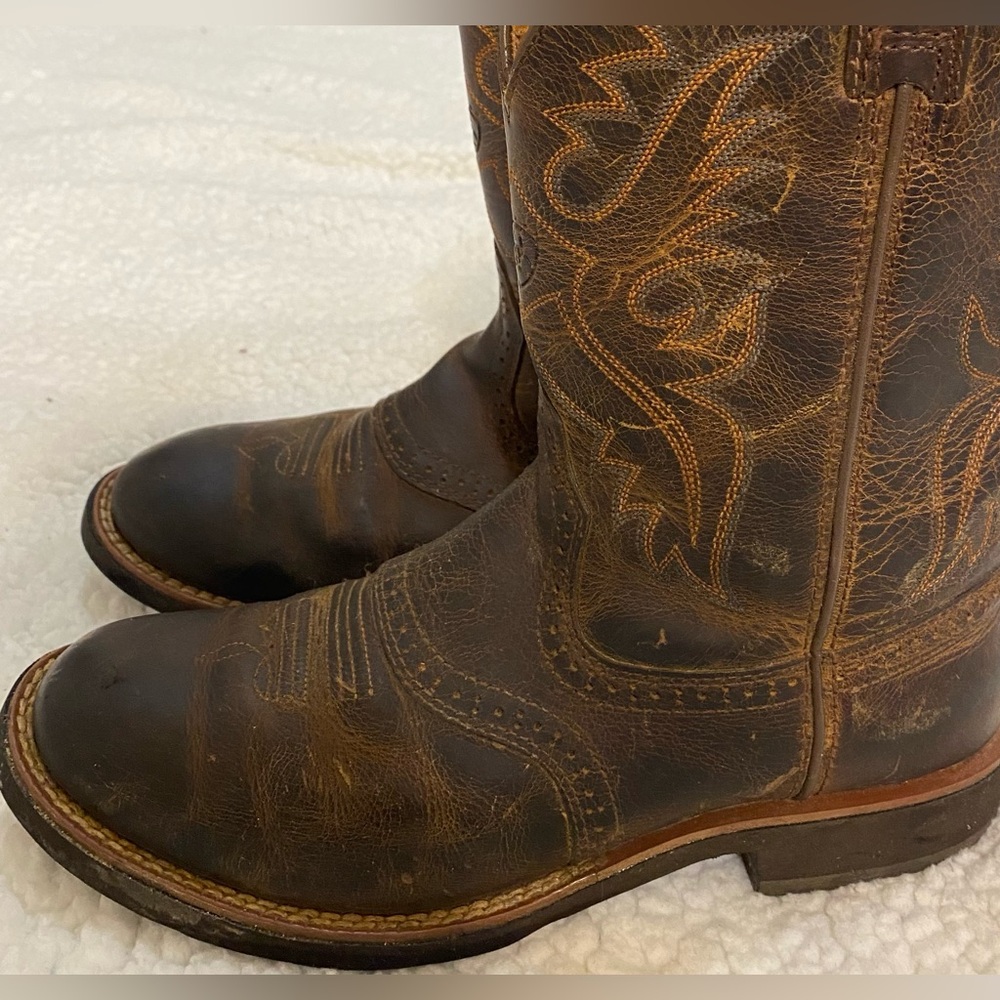 Boys Ariat cowboy boots so 6w boots are in good condition.